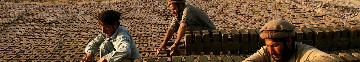 Afghaanse werken in een bakstenenfabriek