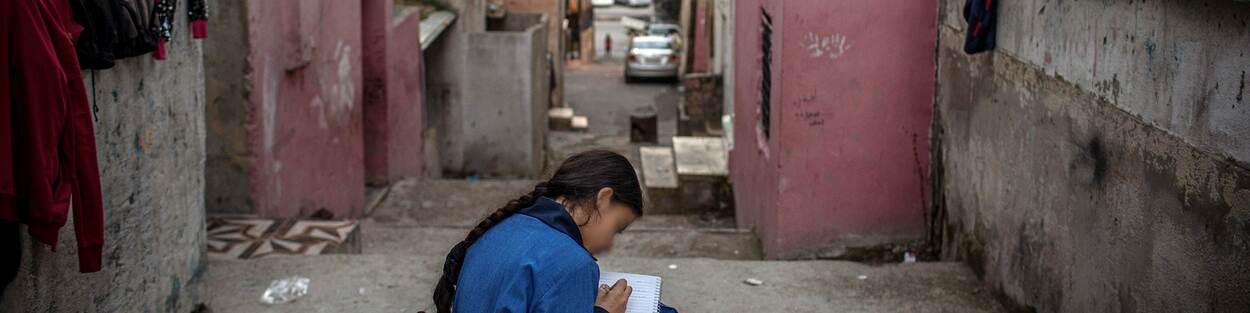 Surisch meisje schrijft een gedicht voor haar huis in Jordanië